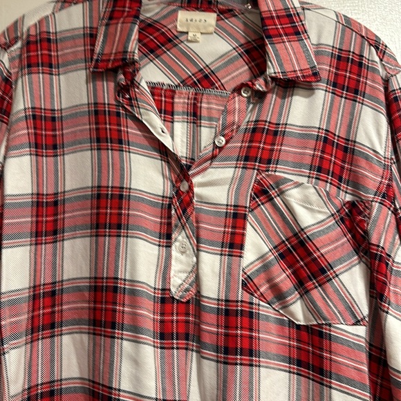 Plaid 1/4 button collared shirt with rolled button sleeve option. - Picture 3 of 8
